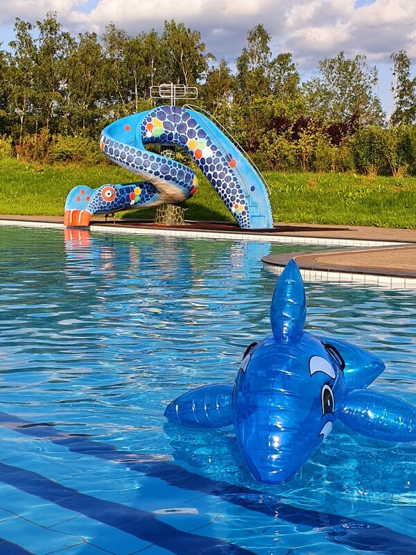 Finto Erlebnisbad Außenbecken mit Rutsche im Hintergrund
