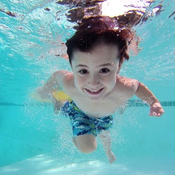 tauchendes Kind unter Wasser